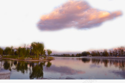 湖面上湖面上的云彩高清图片