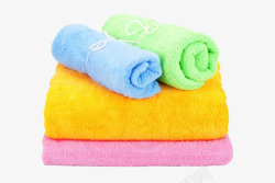 吸水去污绿蓝色卷着的毛巾和黄紫色毛巾层高清图片