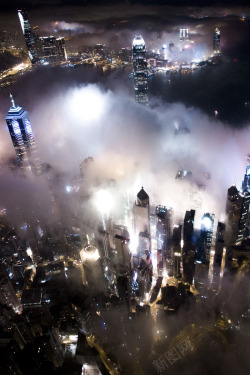 云雾中的黑夜城市光明素材