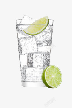 清新冰块透明水杯里的柠檬加冰苏打气泡水高清图片