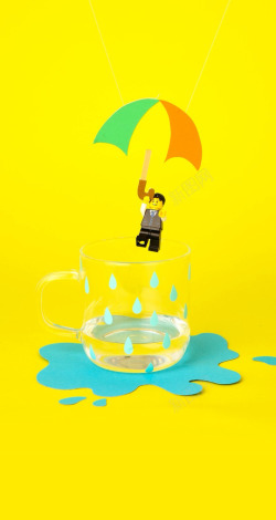 水杯上打伞的乐高玩具海报背景素材