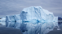 摄影白色的冰山水面素材