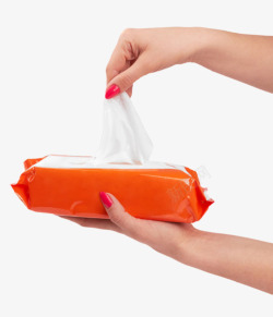 手拿着红色塑料包装盒的湿纸巾实素材