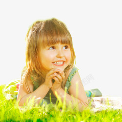 外国儿童趴草地上的小女孩高清图片