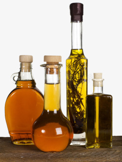 木板上的玻璃瓶橄榄油素材