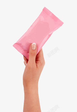 手拿着粉红塑料包装的湿纸巾实物素材