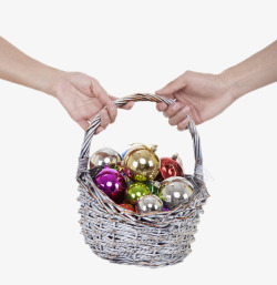 手提装满圣诞彩球的篮子素材