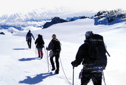 雪地中雪地中的徒步人物高清图片