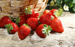一堆草莓水果素材