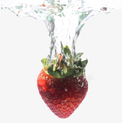 在水中的草莓素材