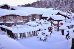 堆满雪的椅子堆满雪的房屋高清图片