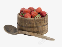 木汤勺和装满红色草莓的木桶素材