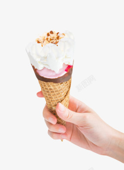 草莓味冰激凌手拿着一条草莓味花生味的冰激凌高清图片