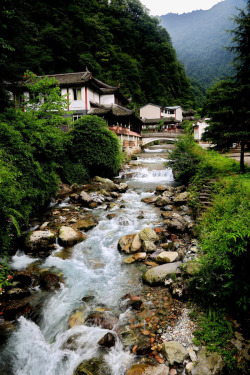 雪山瀑布雪山下的建筑高清图片