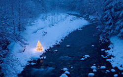 蓝色冬季雪地河流素材