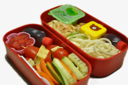 装满水果蔬菜的红色饭盒素材
