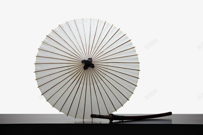 白色陈列油纸伞png免抠素材_88icon https://88icon.com 中国风 古风 古风油纸伞 武士刀 油纸伞 白色 雨伞 雨具