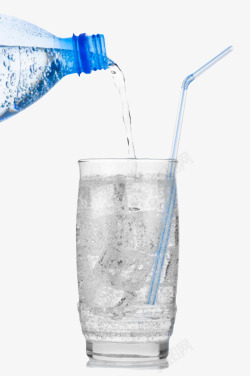 塑料吸管透明解渴倒出到玻璃杯的塑料瓶饮高清图片