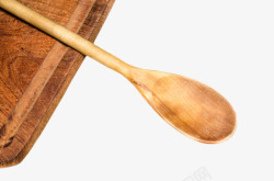 长方形砧板上的长柄木汤勺实物素材
