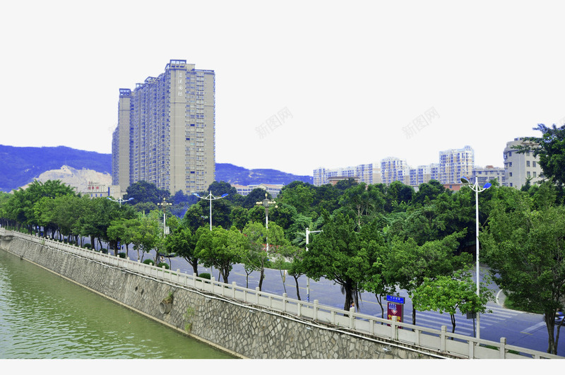 城市风景png免抠素材_88icon https://88icon.com 公路 城市 城市风景 山峰 护栏 摄影 树木 河堤 河流 路面