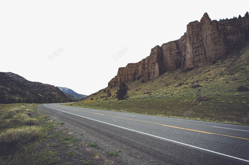 山脚下的公路png免抠素材_88icon https://88icon.com 公路 大山 水泥路 自然风光 马路