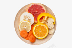 维生素C咀嚼片圆形碟子里切好的水果高清图片
