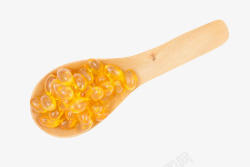 木勺子装满了黄色鱼肝油实物素材