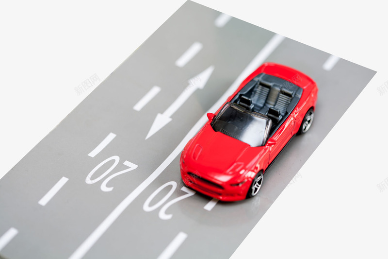 跑道上的红色小汽车png免抠素材_88icon https://88icon.com 交通工具 小汽车 模型 汽车 汽车模具 汽车玩具 玩具 跑道 车子 轿车