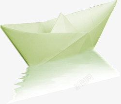 折纸小船漂浮水面素材