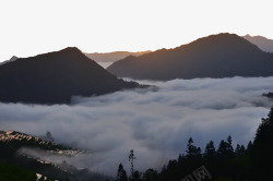 大雾天气大雾弥漫的加榜梯田峡谷高清图片