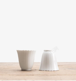 桌子上白色的陶瓷茶杯素材