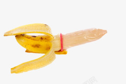套着避孕套的一根剥了皮的香蕉素材
