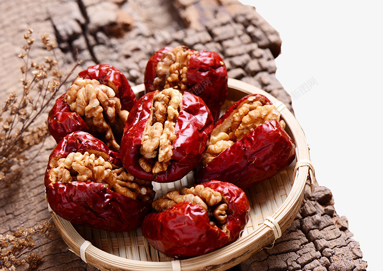 木头上的一筐枣夹核桃png免抠素材_88icon https://88icon.com 产品实物 干花 核桃 竹筐 红枣