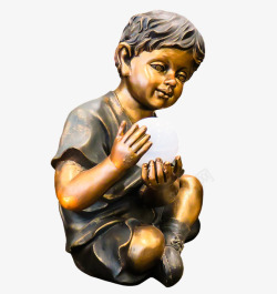 抱着球的小男孩雕塑素材