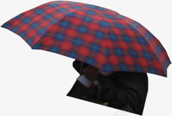 一个人在街上打着一把红色格子的雨伞素材