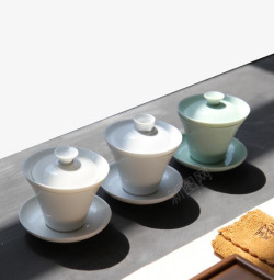 桌子上的陶瓷茶具盖碗素材
