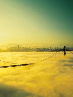 云雾里的桥素材