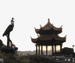 特色亭台黄鹤楼前的仙鹤雕像和小亭子高清图片