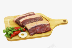 木板上的三块新鲜肉素材