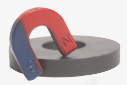 黑色磁铁红蓝色天然磁石u型吸铁石放在圆高清图片
