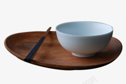木筷子木盘子里的碗和筷子高清图片