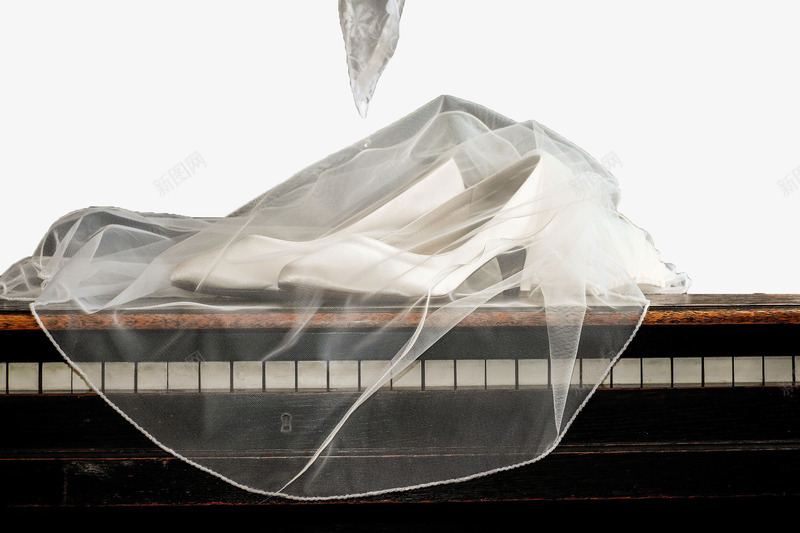 白色丝巾和钢琴png免抠素材_88icon https://88icon.com 丝巾 头纱 白色 钢琴 面纱