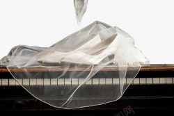 白色丝巾和钢琴素材