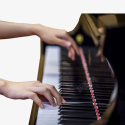 优雅的弹钢琴的双手素材