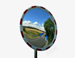 广角乡村公路边的广角镜高清图片