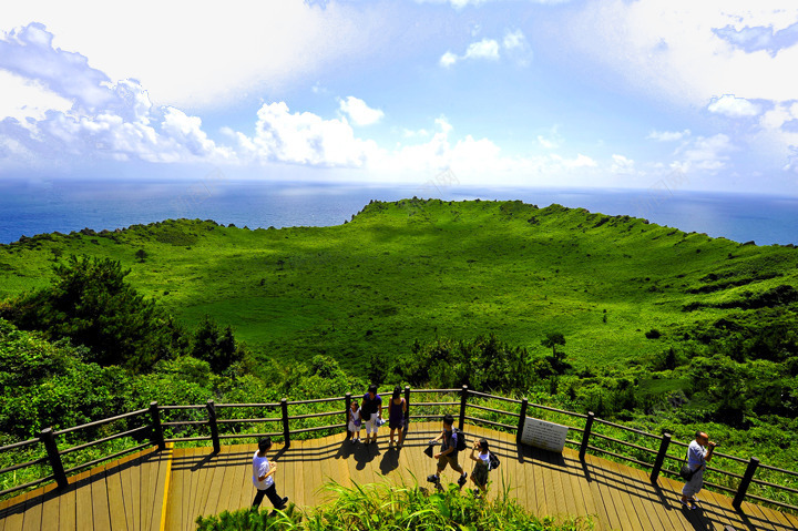 夏日的城山日出峰png免抠素材_88icon https://88icon.com 世界各地 世界风景 名胜古迹 城山日出峰 外国风景 摄影图片 旅游摄影 旅游风光 日本风光 游客 白云 高清图片