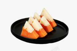 椰奶冻黑色圆盘里的木瓜椰奶冻高清图片