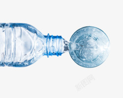 水塑料瓶蓝色倒出来的苏打气泡水俯视图高清图片