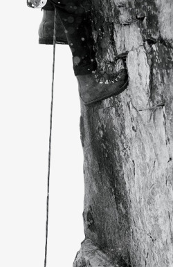 抓攀岩绳子的人PNG攀岩黑白照高清图片