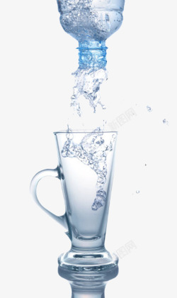 水塑料瓶塑料瓶里倒出来的冷水苏打气泡水高清图片